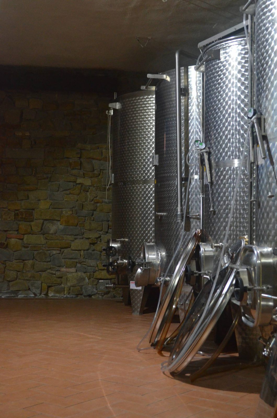 La cantina di vinificazione con i serbatoi in acciaio