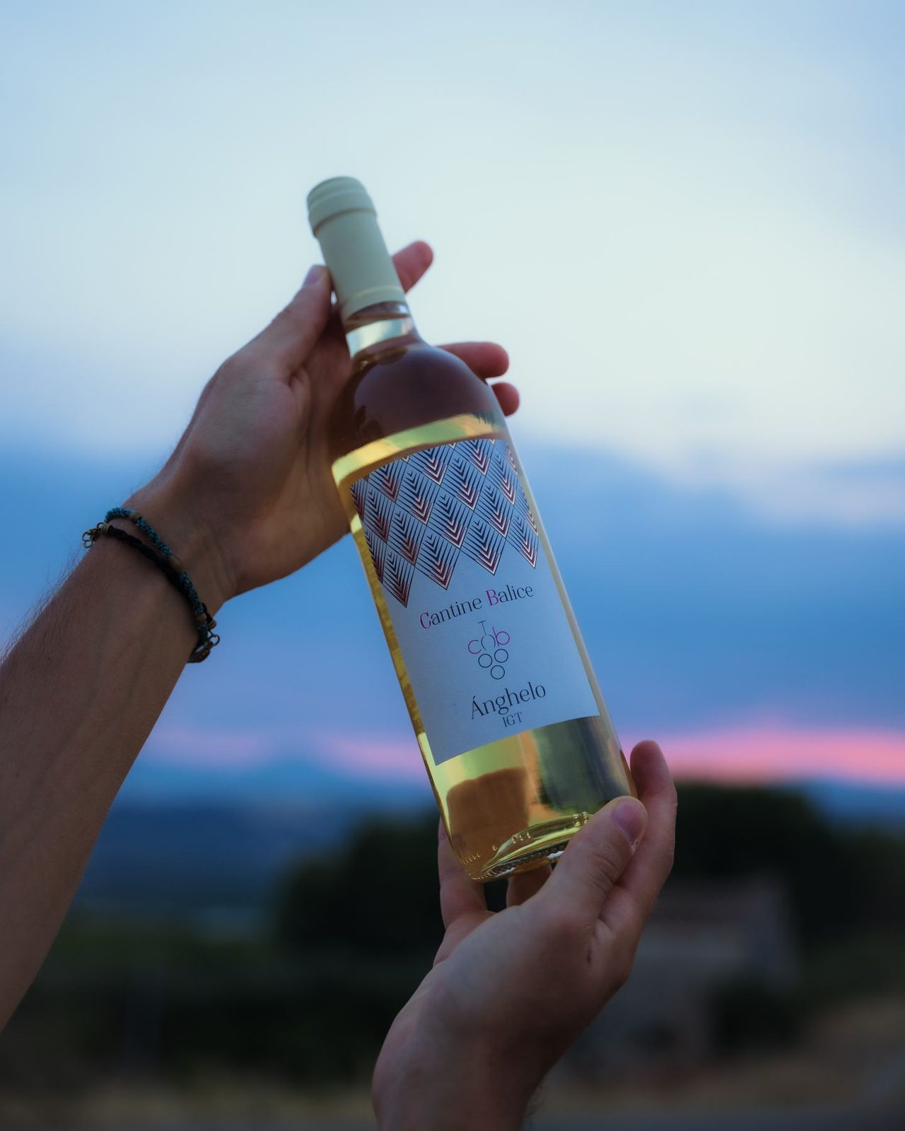 Una bottiglia di Ánghelo al tramonto sullo Jonio
